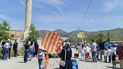 Elazığ'da vefat eden oğlu anısına uçurtma şenliği düzenledi
