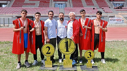 Elazığ'lı güreşçilerden gururlandıran dereceler