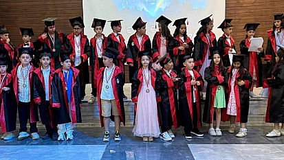 Mehmet Zeki İlköğretim Okulu'nda Mezuniyet Coşkusu
