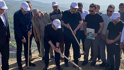 Vali Hatipoğlu, 3 bin yıllık tarihi Palu Kalesi için ilk kazmayı vurdu