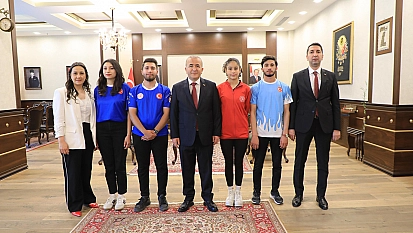 Vali Hatipoğlu, gençlerle bir araya geldi