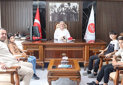 Elazığ'da suyun parasını kameraya gösteren çocuklar müftülükte ağırlandı