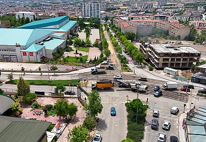 Elazığ Belediyesi, yol yenileme çalışmalarını aralıksız sürüyor