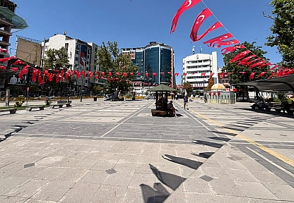 Elazığ'da çöl sıcakları hayatı durdurdu: Termometreler 38 dereceyi gösterdi
