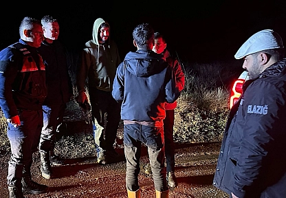 Elazığ'da dağlık alanda mahsur kalan çoban ve 200 küçükbaş hayvanı kurtarıldı