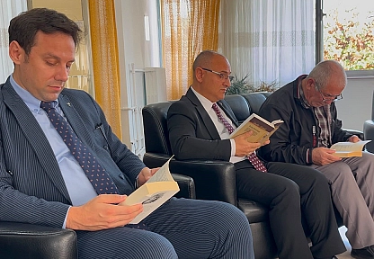 Elazığ'da 'İyilik Var' buluşması: Huzurevi sakinleriyle kitap okudular