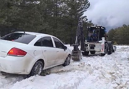Elazığ'da karda mahsur kalan otomobil kurtarıldı