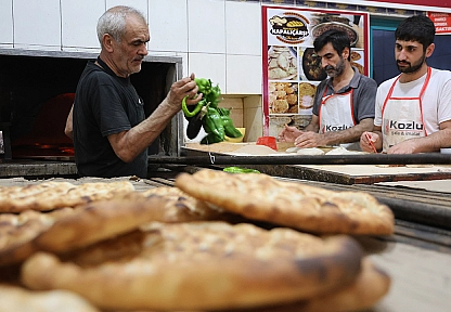 Elazığ'da kavurucu sıcakta alın teriyle ekmek mücadelesi