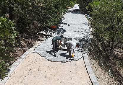 Elazığ'da köy yolları modern görünüme kavuşuyor