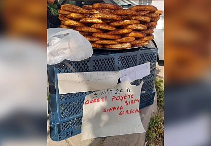 Elazığ'da simitçi sınava gitti, satışı müşteriye bıraktı