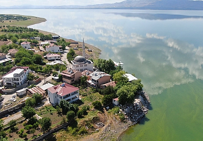 Elazığ'da suların yükselmesiyle yarımadaya dönüşen köy, eşsiz manzaraya büründü