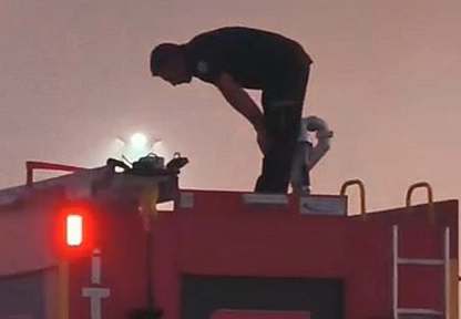 Elazığ'da yangını söndüren itfaiyeci, vakit geçmeden araç üstünde namaz kıldı