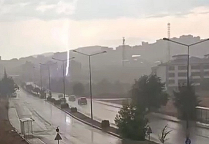 Elazığ'da yıldırım düştü