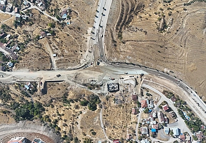 Elazığ'da yol genişletme çalışmaları sürüyor
