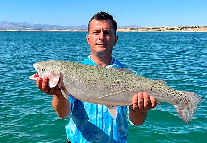 Keban Baraj Gölü'nde 5,5 kiloluk alabalık heyecanı