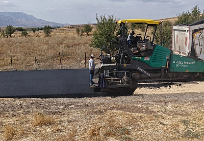 Kovancılar Adalı Köyü'nde sıcak asfalt çalışmaları başladı