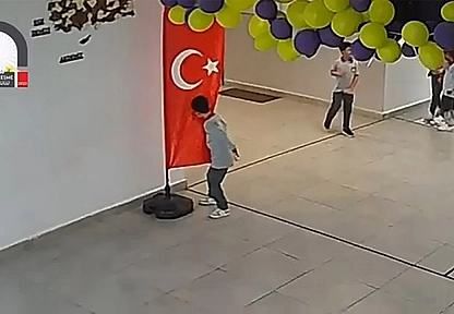 Minik yürek, büyük sevgi: bayrağı öpüp alnına koydu