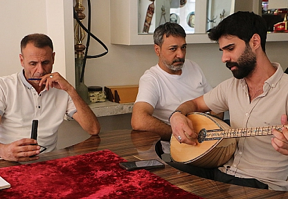 Sıcaklardan bunalan vatandaşlar klimalı ortamlarda sazlı türkülü zaman geçiriyor