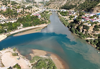 Tunceli'de iki nehir, yağış sonrası iki farklı renge büründü