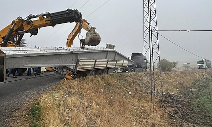 Bingöl'de virajı alamayan tır yan yattı