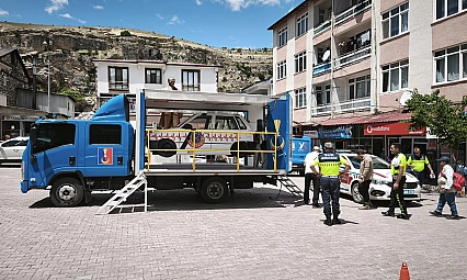Çemişgezek'te emniyet kemeri simülasyon tırı farkındalık oluşturdu