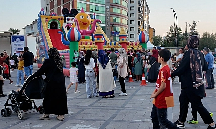 Cumhuriyet Meydanı'nda rengarenk coşku