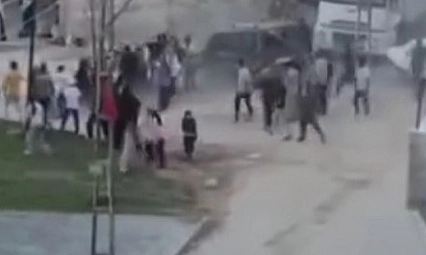 Dehşete düşüren görüntüler: Araçla kalabalığın arasına daldı