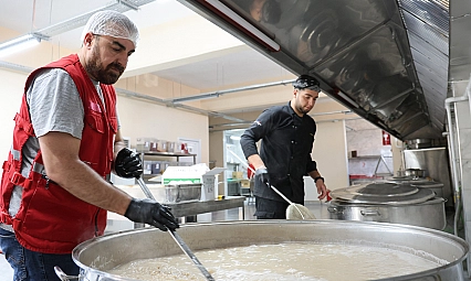 Elazığ'da dev kazanlarda aşure hazırlandı