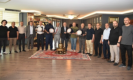 Elazığ Ticaret Borsası'nda emek veren meclis üyelerine teşekkür plaketi