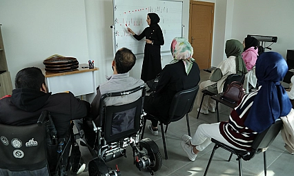 Engelsiz Yaşam Merkezi'nde dezavantajlı bireyler sosyal ve kültürel faaliyetlerle destekleniyor