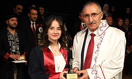 Gazeteci Miray Kamaç, Fırat Üniversitesi İletişim Fakültesi'ni üçüncülükle tamamladı
