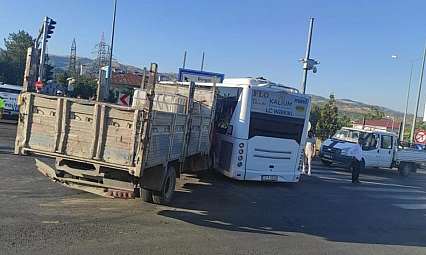 Halk Otobüsüyle Kamyon Çarpıştı! Çok Sayıda Yaralı Var