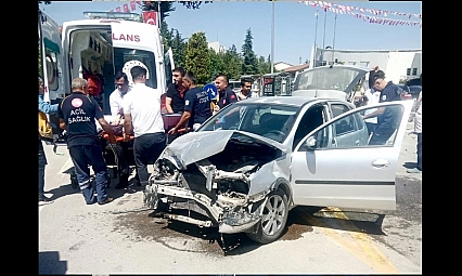 İki otomobil çarpıştı: 4 kişi yaralandı