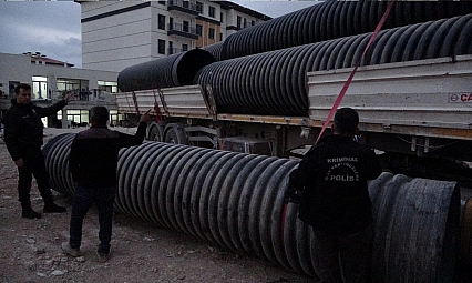 İnşaatta üzerine 750 kilo plastik boru düşen sürücü ağır yaralandı