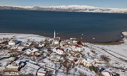 Kar ve suyun buluştuğu köy hayran bıraktı