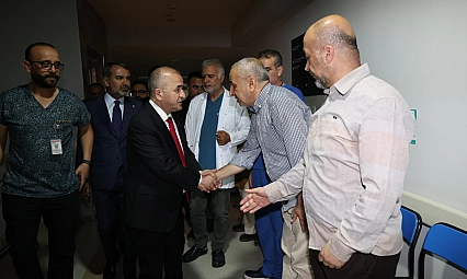 Vali Hatipoğlu ve Başkan Şerifoğulları'ndan yaralılara hastanede ziyaret