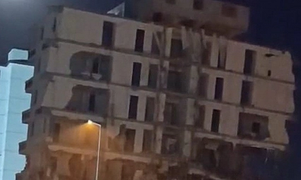 Malatya'da ağır hasarlı 7 katlı bina saniyeler içerisinde yerle bir oldu