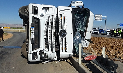 Malatya'da tır devrildi!