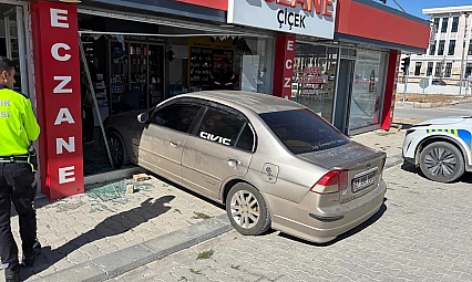 Malaya'da El freni çekilmeyen araç eczaneye girdi