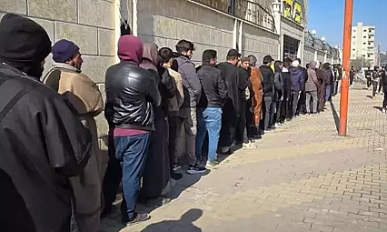 O belge için kuyruğa girdiler