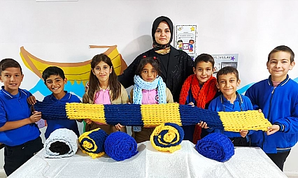 Tunceli'de Öğrenciler kendi atkılarını örerek kışa hazırlanıyor
