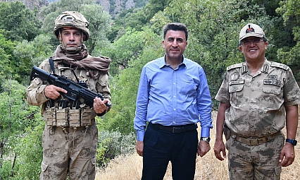 Vali Aygöl, Aliboğazı'nda askerlerle bir araya geldi