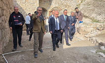 Vali Hatipoğlu,  Fetih Mescidi'ndeki restorasyon çalışmalarını inceledi