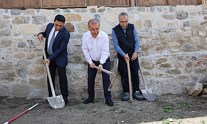 Vali Hatipoğlu ilk kazmayı vurdu, 5 bin yıllık kalede kazı başladı
