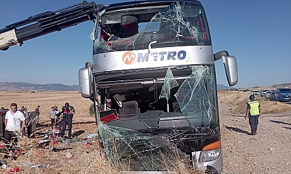 Yolcu otobüsü devrildi: 46 yaralı