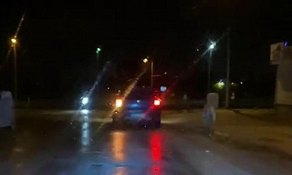 İpe bağlayıp aracın arkasından koşturdukları köpeğe eziyet ettiler