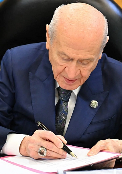 İlk imza Bahçeli'den