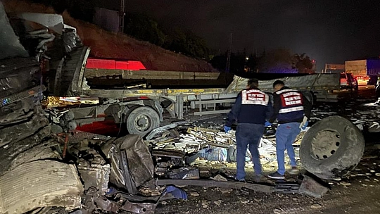 Elazığ'da feci kaza: 3 Tır çarpıştı 1 ölü