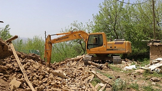 İl Özel İdaresi Köylerdeki Yıkım ve Enkaz Kaldırma İşlemlerini Hızlandırdı