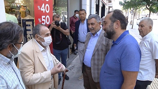 Ak Parti Gazi Caddesi'nde esnaf ile bir araya geldi
